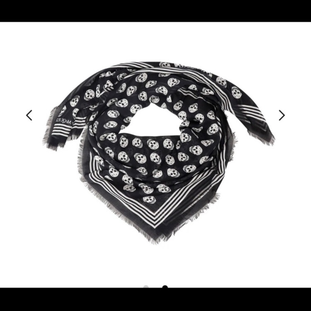 Alexander McQueen classic skull scarf